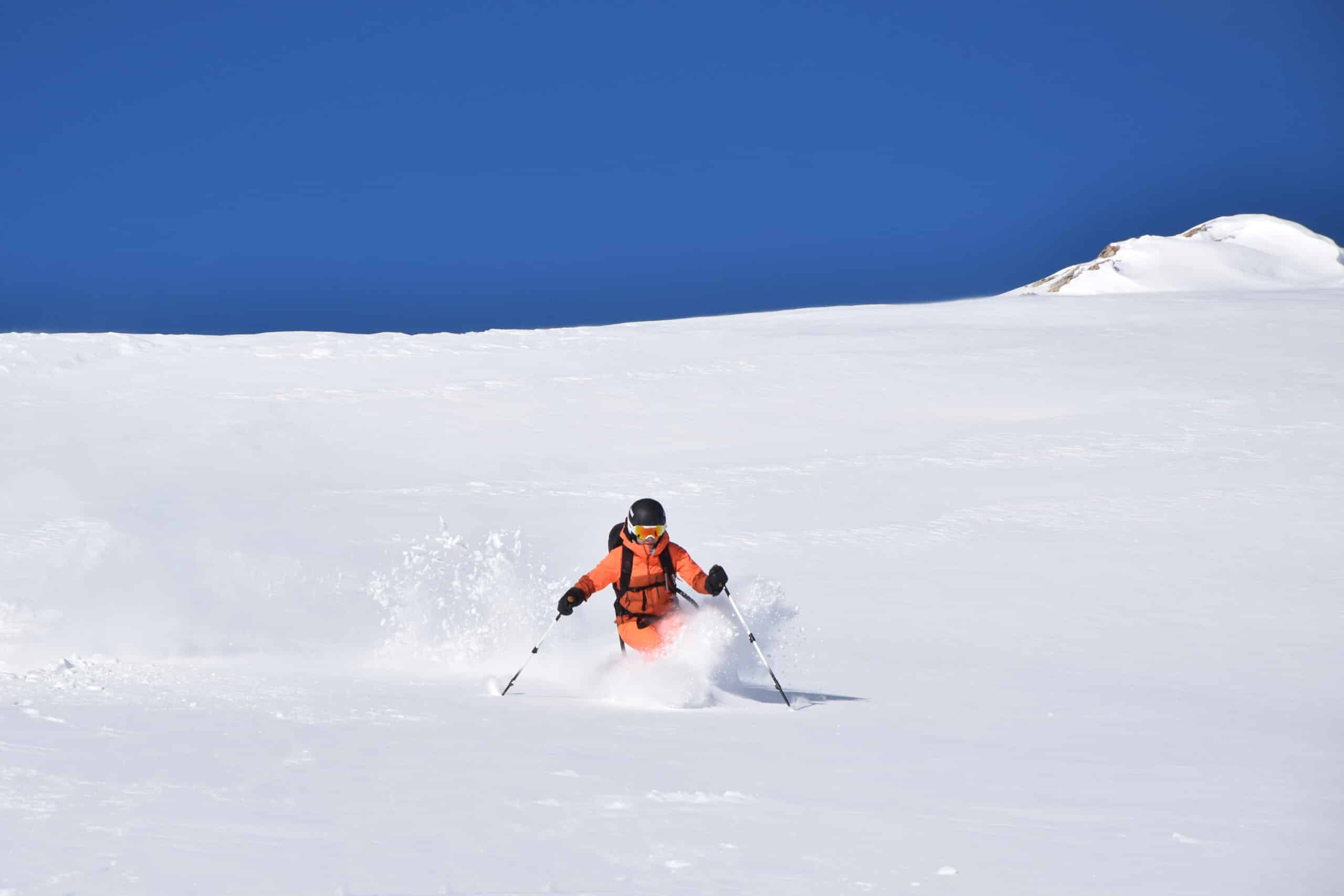 Freeride poedersneeuw afdaling