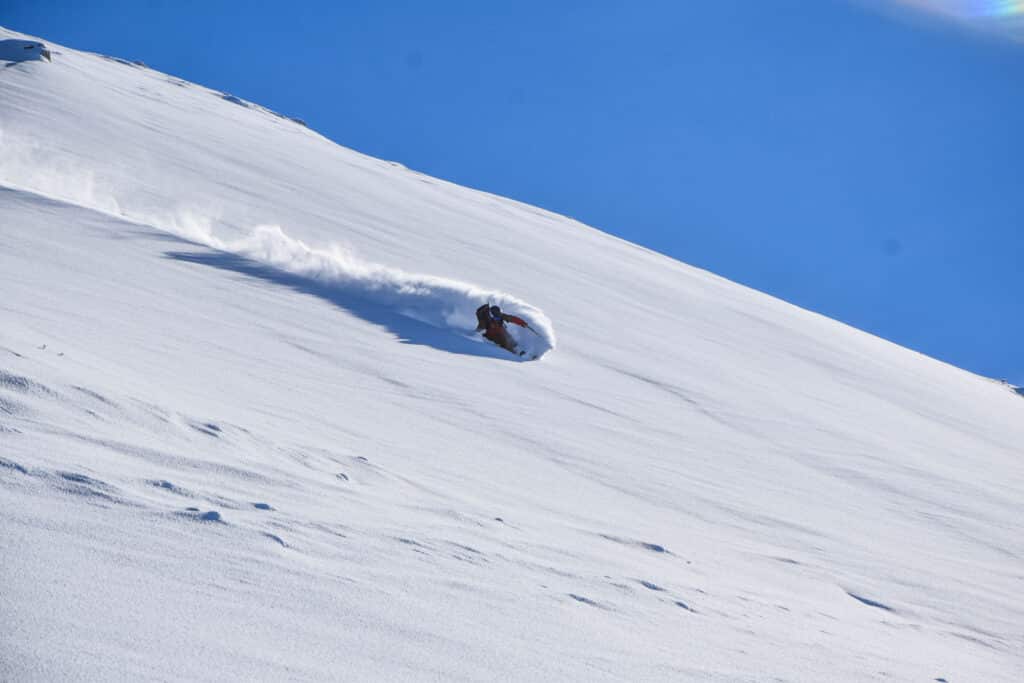 Off-piste afdaling in Georgië