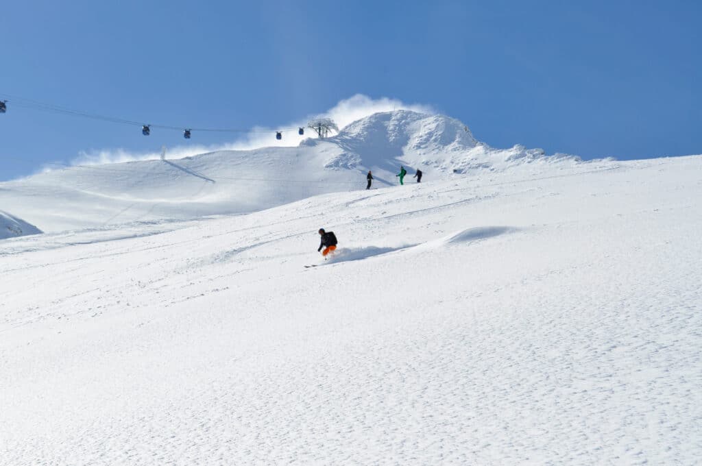 Epique off-piste ski en snowboard training