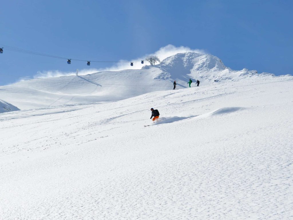 Epique off-piste ski en snowboard training