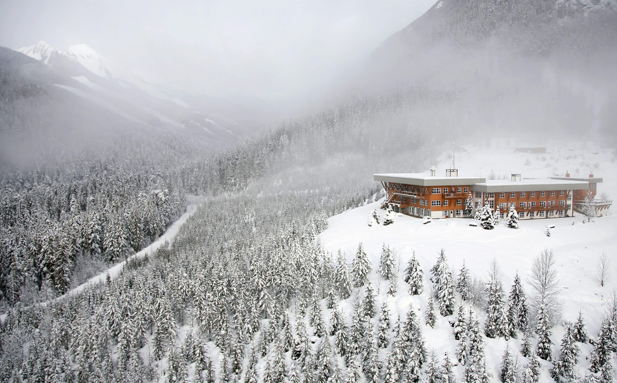 CHM Heliskiing - Adamants Lodge