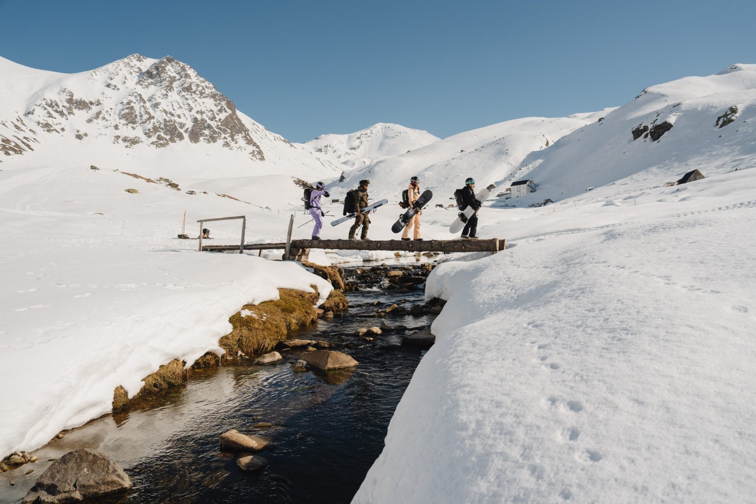 Poederbaas Catski, ski / snowboard Albanië, lopen, brug, rivier